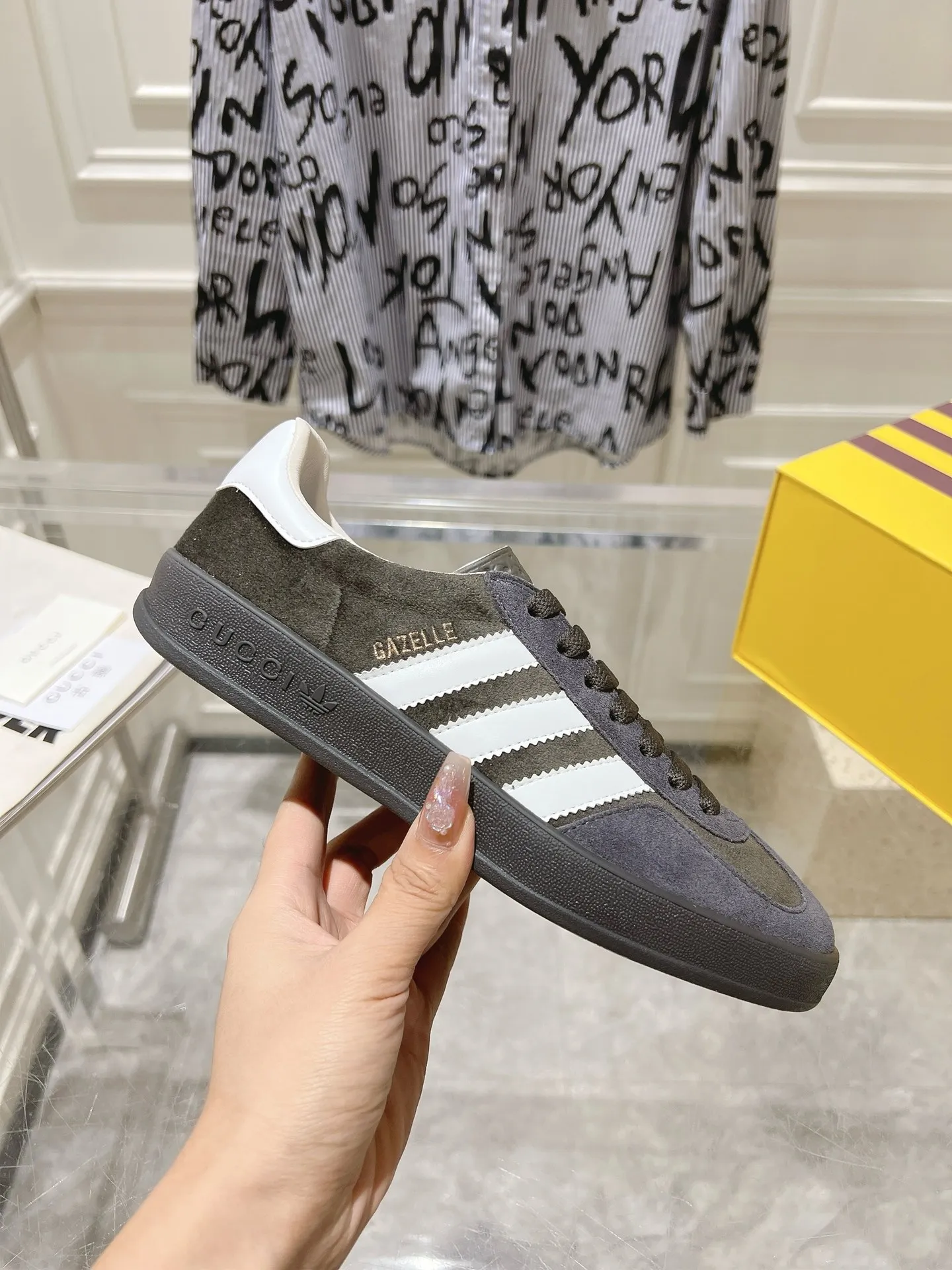 👟👟Ex-factory price 520👟👟Gucci&adidas joint limited edition couple's sneakers. A super nice joint casual sneaker with rich and bold colors! It showed everyone a completely different charm from the past! Combining retro style and youthful sports style to create a new aesthetic! Vitality yet stylish at the same time! ! Upper - made of cowhide, cowhide, cloth. Lining - sheepskin lining for foot pads. Sole - original open-molded beef tendon non-slip and wear-resistant outsole. Size: 35-47 (couple style)
